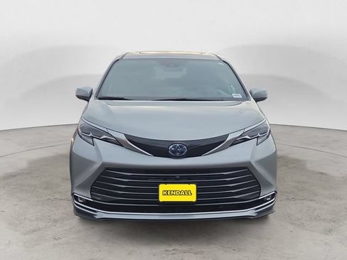 Used 2025 Toyota Sienna Platinum AWD/4WD image 2