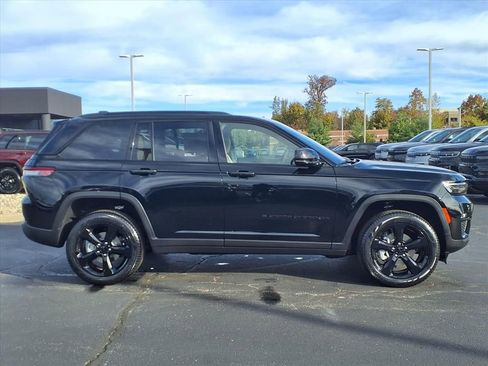 New 2025 Jeep Grand Cherokee Limited w/ Black Appearance Package AWD/4WD image 8