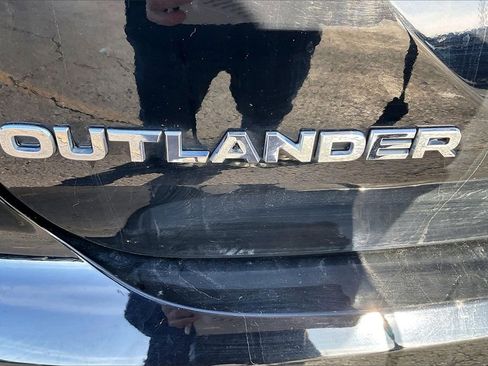 Used 2022 Mitsubishi Outlander SE image 27