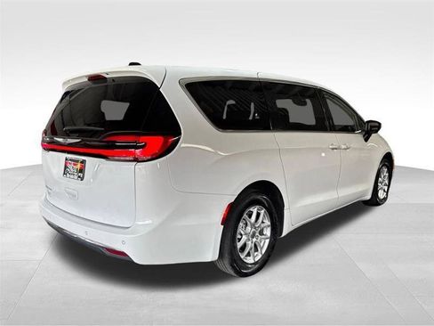 Used 2023 Chrysler Pacifica Touring-L FWD image 5