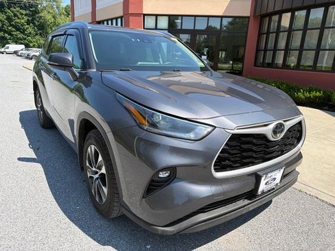 Used 2021 Toyota Highlander XLE AWD/4WD image 9