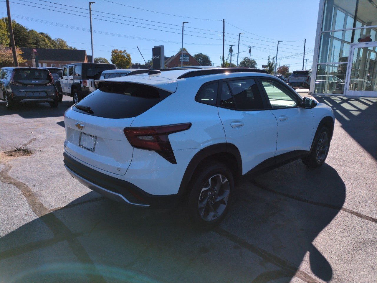 Used 2025 Chevrolet Trax LT FWD image 7