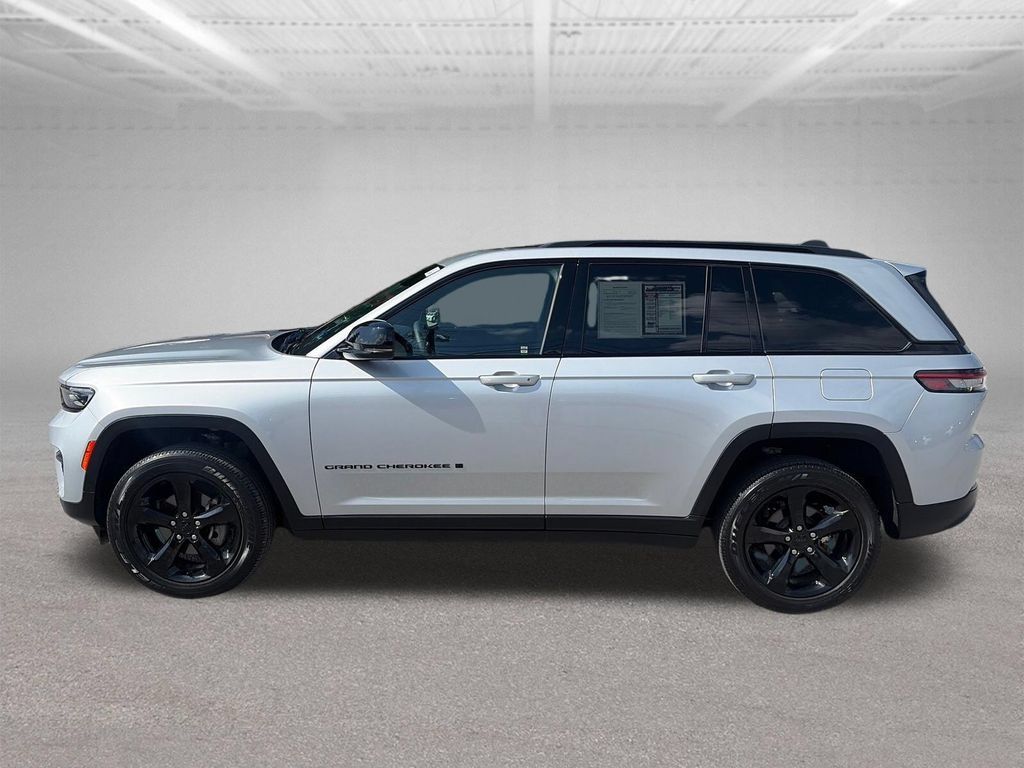 Used 2024 Jeep Grand Cherokee Altitude AWD/4WD image 3