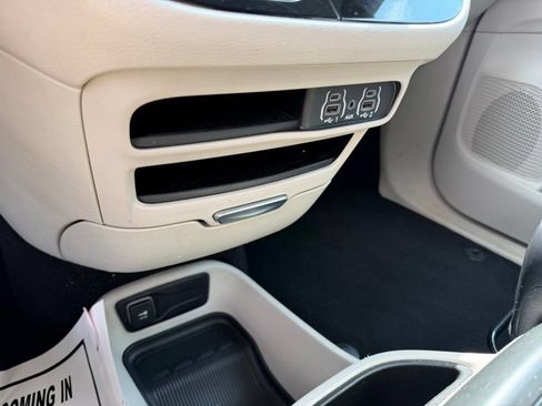 Used 2023 Chrysler Pacifica Touring-L FWD image 30