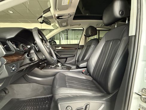 Used 2019 Audi Q5 2.0T Premium w/ Convenience Package image 4