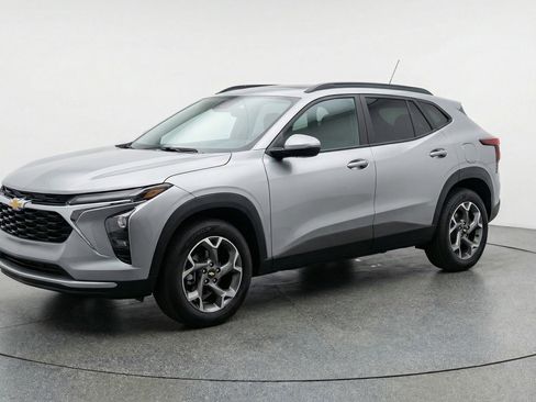 Used 2025 Chevrolet Trax LT w/ LT Convenience Package FWD image 3