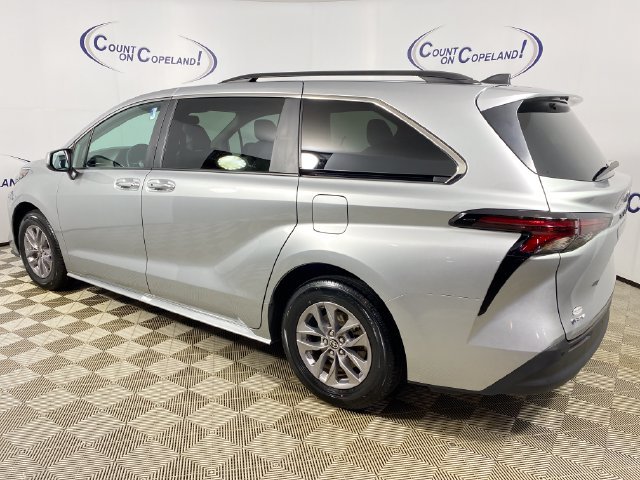 Used 2025 Toyota Sienna XLE FWD image 4