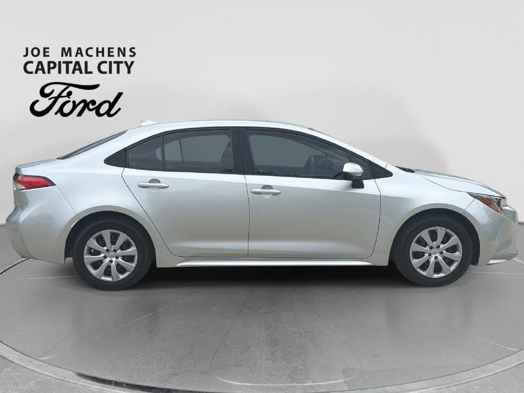 Used 2022 Toyota Corolla LE FWD image 3