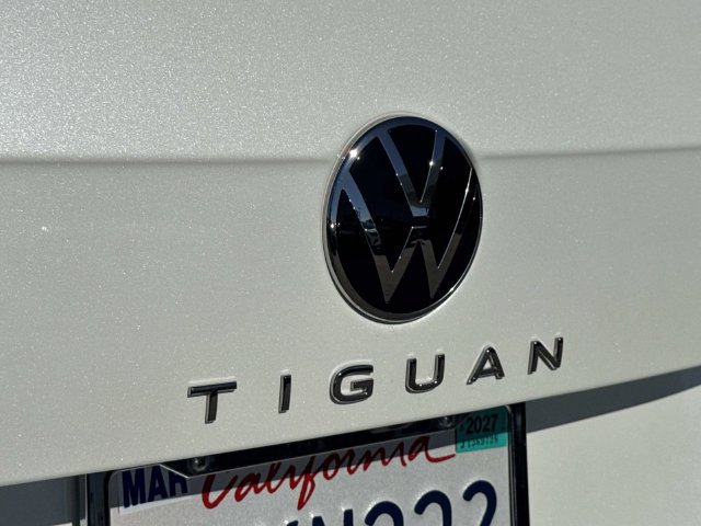 Certified 2024 Volkswagen Tiguan SE R-Line FWD image 31