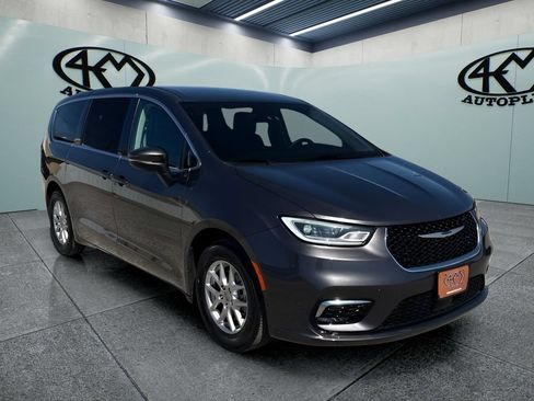 Used 2023 Chrysler Pacifica Touring-L FWD image 1
