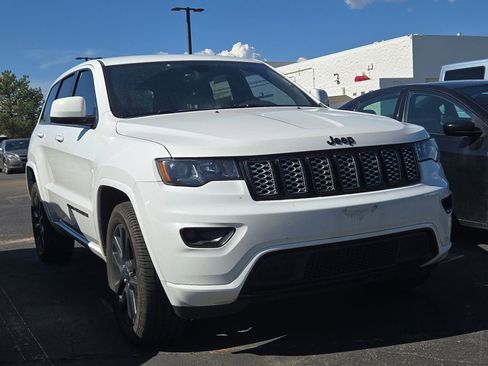 Used 2018 Jeep Grand Cherokee Altitude AWD/4WD image 3