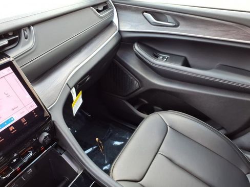 New 2025 Jeep Grand Cherokee Limited w/ Black Appearance Package image 19