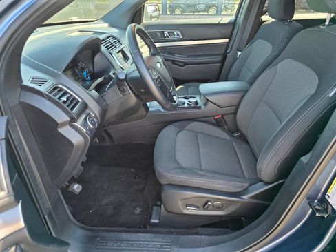 Used 2018 Ford Explorer XLT AWD/4WD image 16