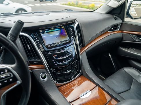 Used 2018 Cadillac Escalade Premium Luxury image 16
