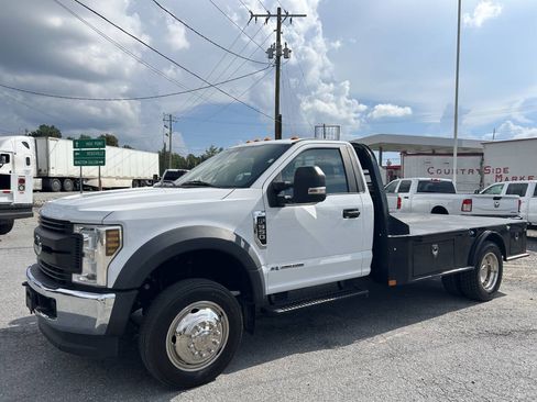 Used 2019 Ford F550 4x4 Regular Cab Super Duty w/ XL Value Package image 2