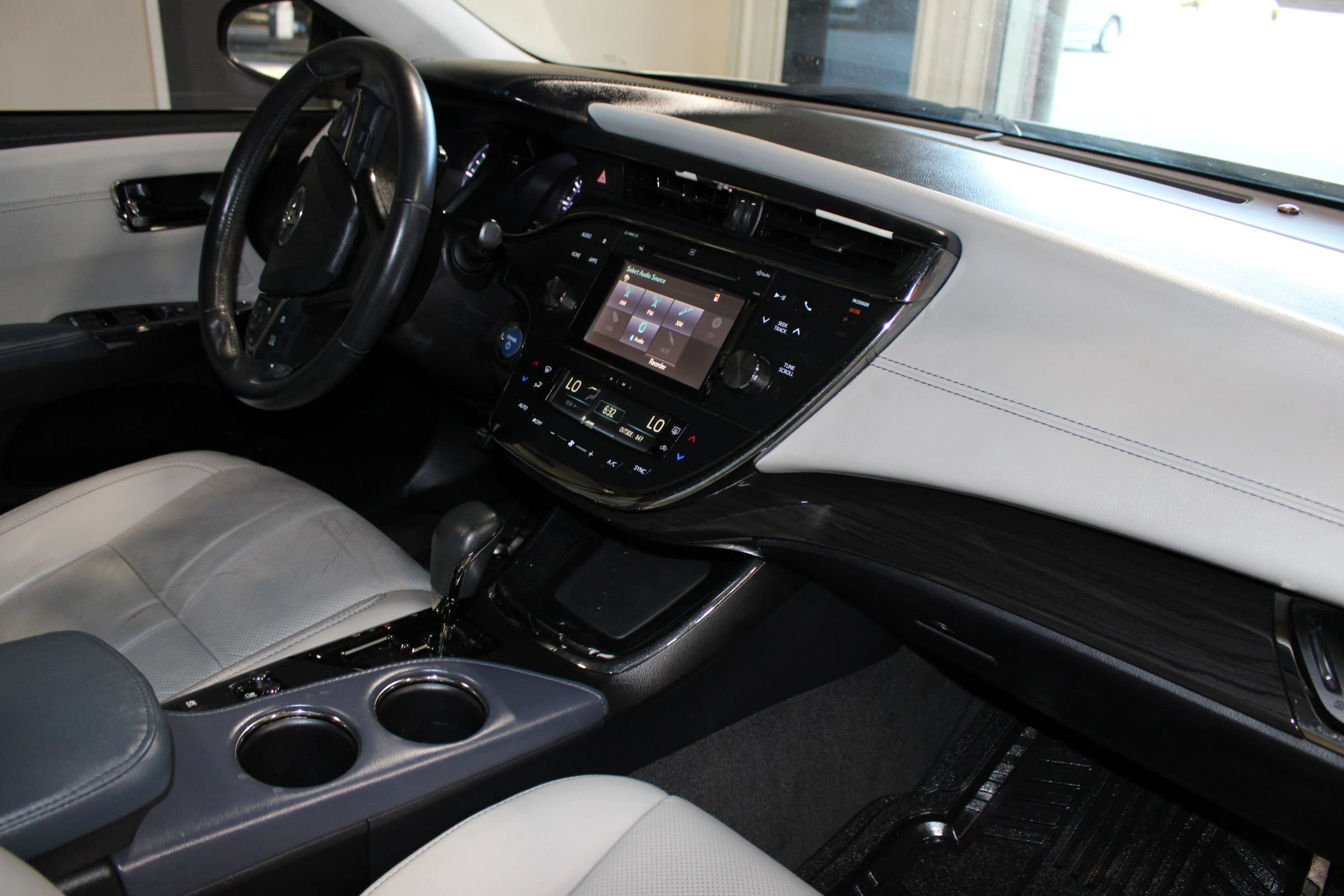 Used 2015 Toyota Avalon Limited w/ Technology Package FWD image 35