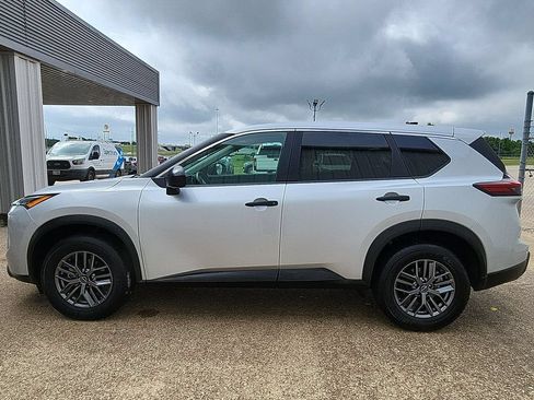 Used 2024 Nissan Rogue S FWD image 19