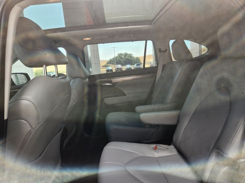Used 2025 Toyota Highlander Platinum AWD/4WD image 22