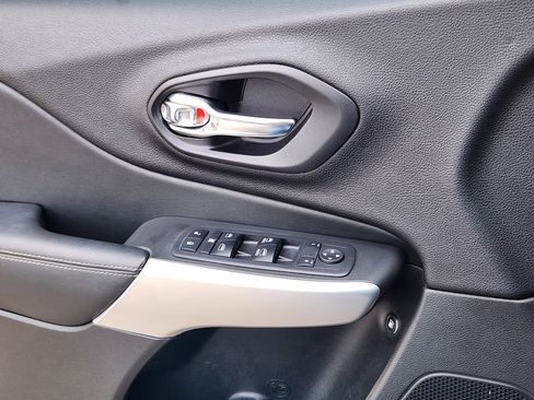 Used 2018 Jeep Cherokee Latitude Plus w/ Comfort/Convenience Group image 7