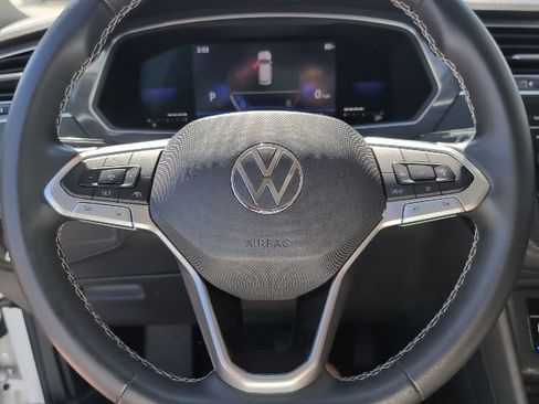 Used 2022 Volkswagen Tiguan SE image 11