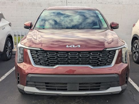 Used 2025 Kia Sorento LX image 3