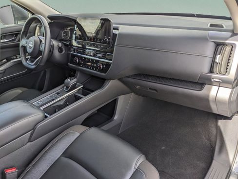 Used 2024 Nissan Pathfinder SL w/ Black Appearance Package image 17