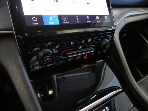 Used 2023 Jeep Grand Cherokee Limited w/ Luxury Tech Group II image 23