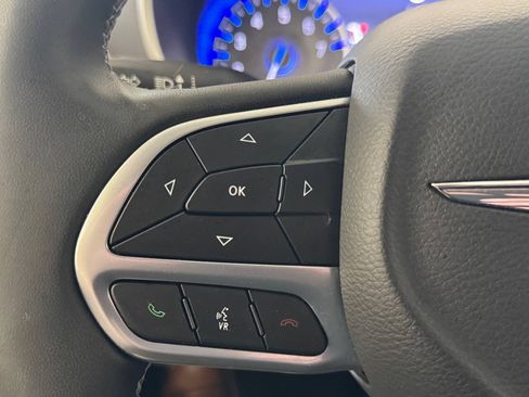 Used 2023 Chrysler Pacifica Touring-L FWD image 27