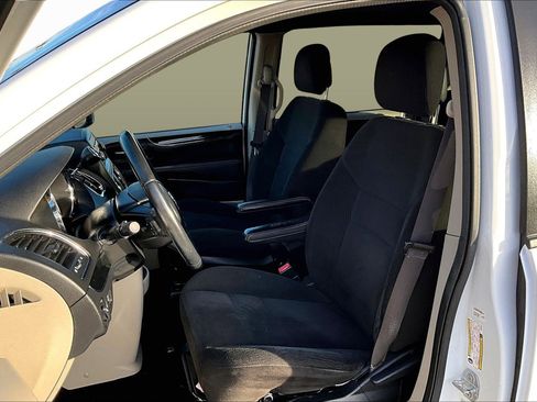 Used 2016 Dodge Grand Caravan SE image 22