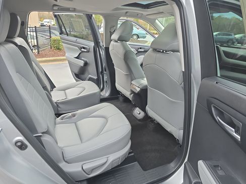 Used 2023 Toyota Highlander XLE image 11