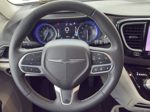 Used 2022 Chrysler Pacifica Touring-L FWD image 22
