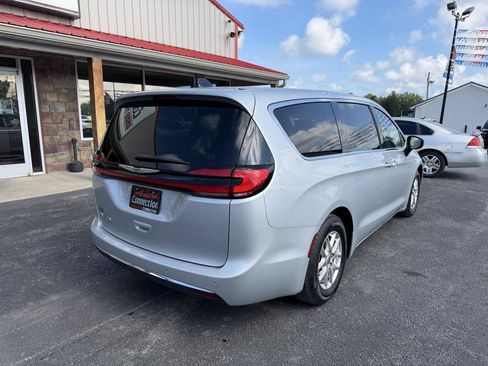 Used 2023 Chrysler Pacifica Touring-L FWD image 4