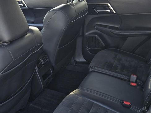 Used 2024 Mitsubishi Outlander SE image 15