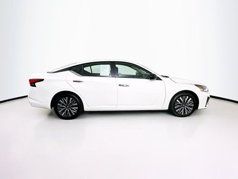 Used 2025 Nissan Altima 2.5 SV FWD image 10