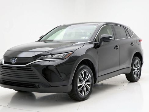 Used 2022 Toyota Venza LE image 2