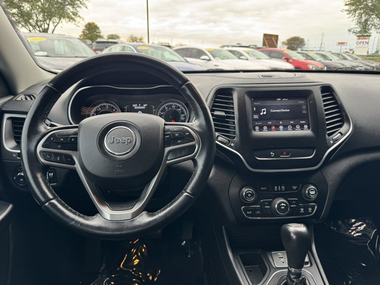 Used 2019 Jeep Cherokee Latitude Plus FWD image 3