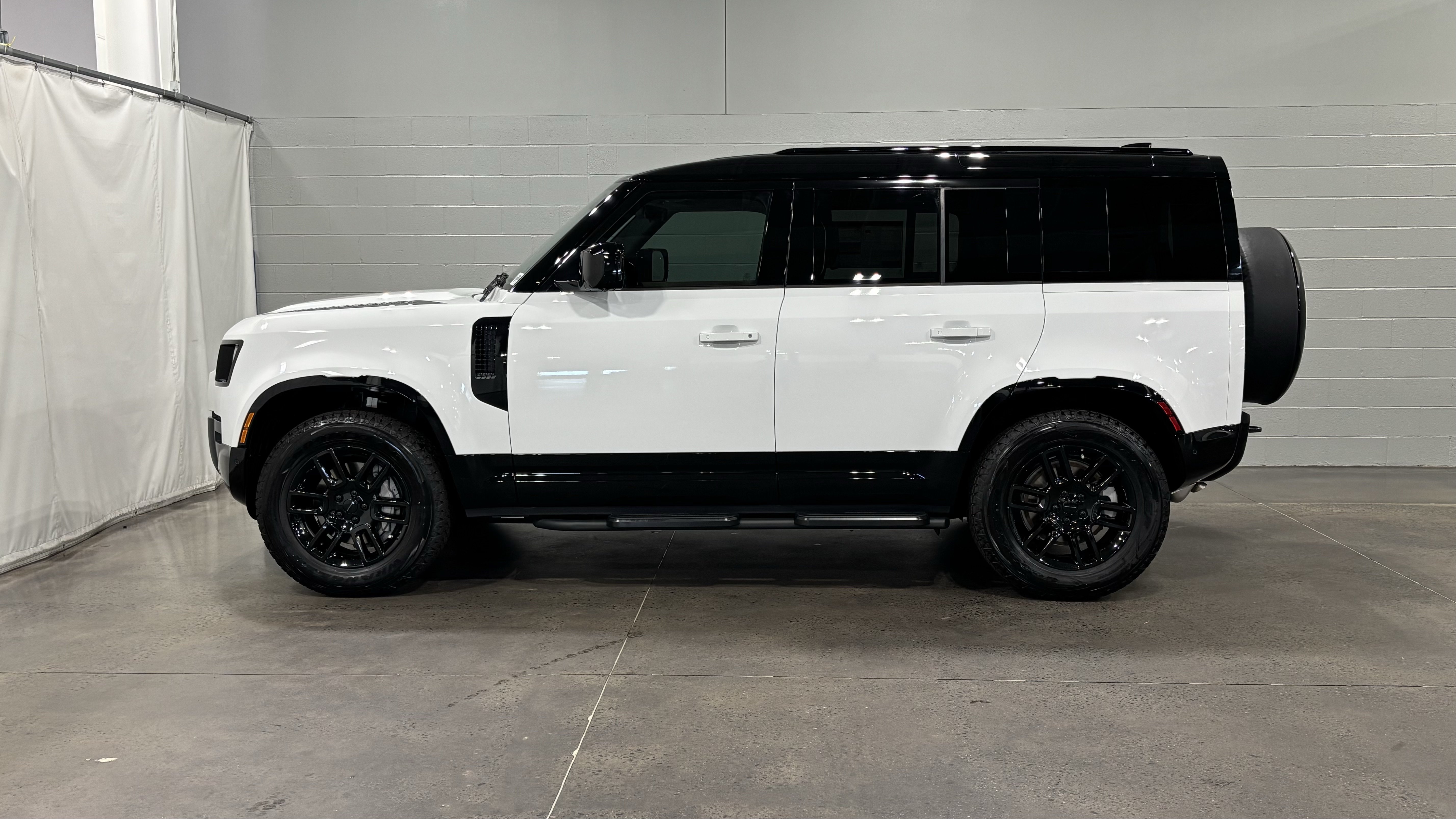 New 2026 Land Rover Defender 110 X-Dynamic SE AWD/4WD image 7