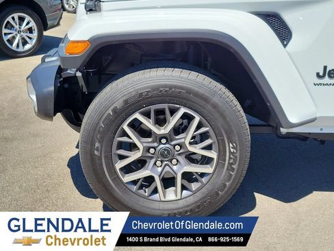 Used 2025 Jeep Wrangler Unlimited Sahara AWD/4WD image 18