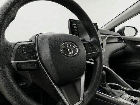 Used 2021 Toyota Camry LE image 3