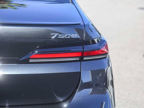 Used 2025 BMW 750e xDrive w/ Premium Package image 7