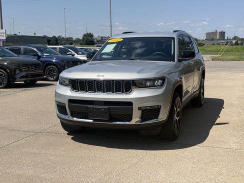 Used 2023 Jeep Grand Cherokee L Limited AWD/4WD image 19