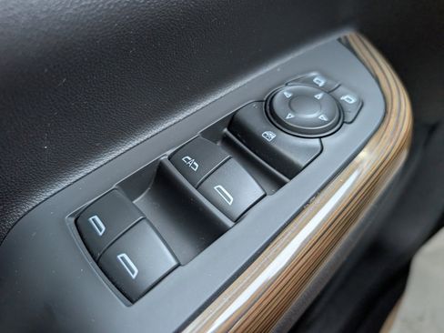 Used 2021 GMC Acadia SLE image 36