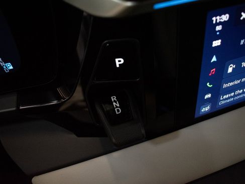 Certified 2025 Porsche Macan 4 Electric image 31