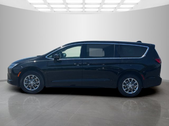 New 2027 Chrysler Pacifica Select w/ Family Tech Group AWD/4WD image 4