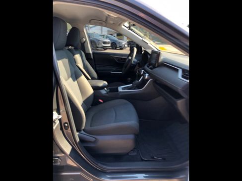 Used 2022 Toyota RAV4 LE image 18