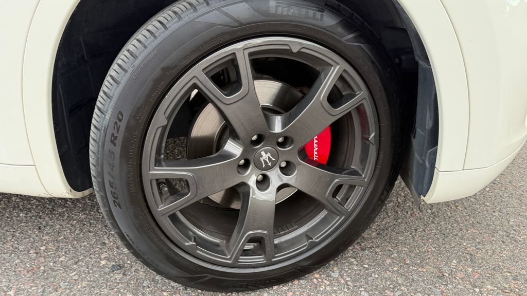Used 2019 Maserati Levante GranLusso AWD/4WD image 13