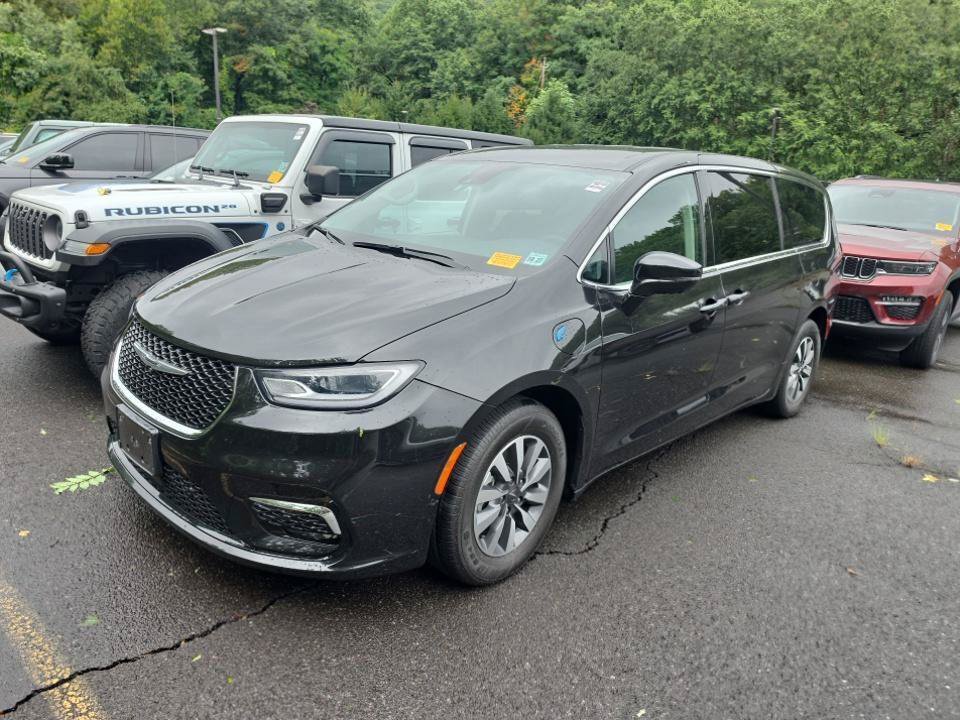 Used 2022 Chrysler Pacifica Touring-L w/ Uconnect Theater Family Group FWD image 2