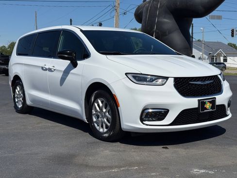 Used 2025 Chrysler Pacifica Select FWD image 2