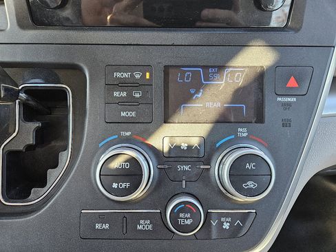 Used 2016 Toyota Sienna L image 41