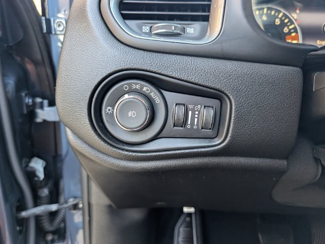 Used 2022 Jeep Renegade Latitude w/ Convenience Group AWD/4WD image 11